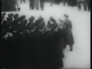 Konrad Adenauer inspiziert erste Soldaten der Bundeswehr