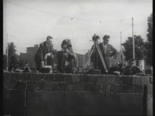 Konrad Adenauer besucht Mauer