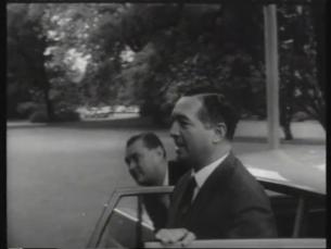 Konrad Adenauer entsteigt vor Bundeskanzleramt Auto