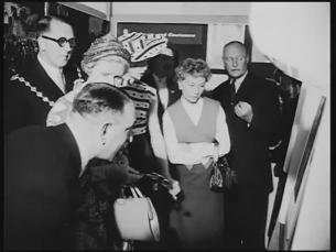 International Film Exhibition in London: Misses Attlee (Frau des britischen Premierminister besichtigt)
