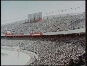 Schah und Farah Diba in vollbesetztem Stadion
