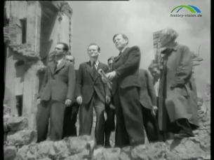 Walter Weidauer mit Stadträten der Blockparteien auf einem Trümmerberg