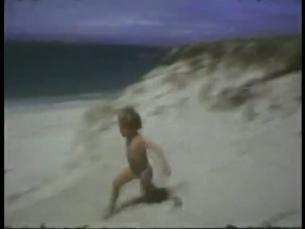 Spielen am bretonischen Strand
