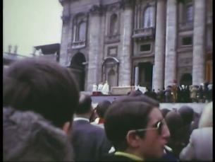 Papst vor dem Petersdom
