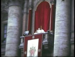 Papst spendet Segen vom Petersdom
