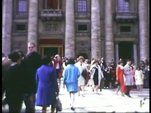 Passanten auf dem Petersplatz