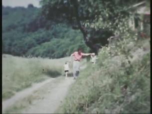 Jungen Familien unterwegs im Freien