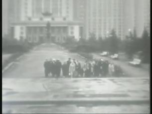 Touristen am Hauptgebäude der staatlichen Universität Moskau